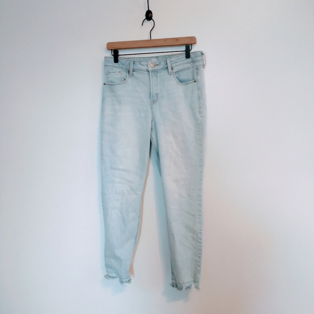 Old Navy power straight high rise light wash jeans with pockets.  Size 12
